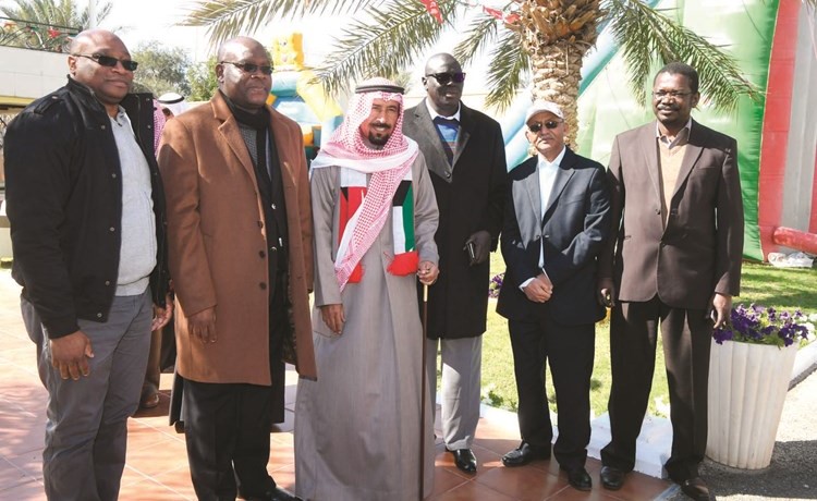 الشيخ علي الجابر مع عدد من الحضور ﻿