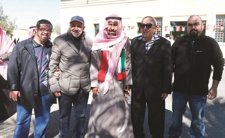 الشيخ علي الجابر متوسطا د.هلال الساير ود. عبدالرحمن العوضي