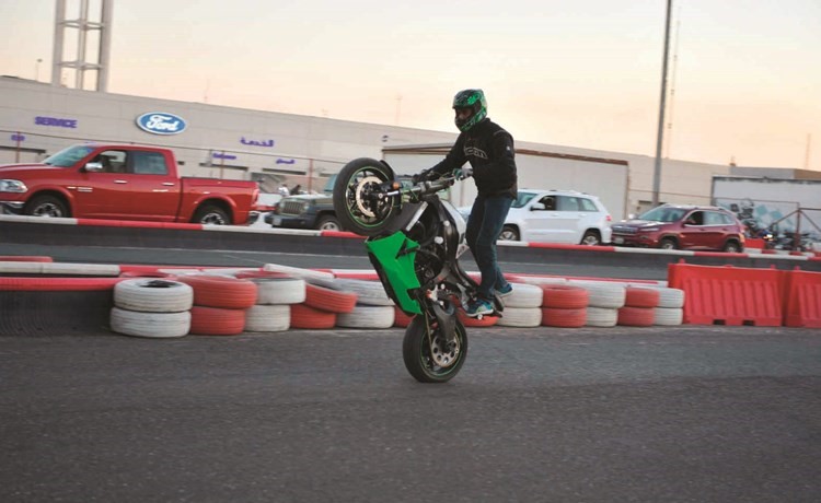 دراج يستعرض اثناء المسيرة﻿