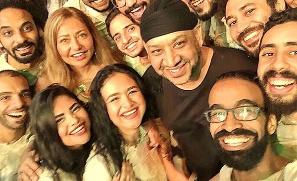 بالصور: ليلى علوي تبكي بسبب عرض مسرحي