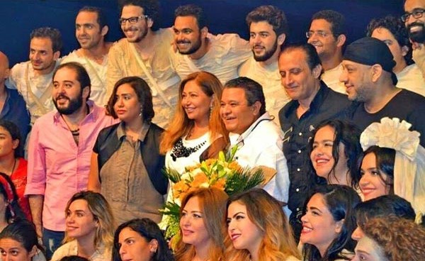 بالصور: ليلى علوي تبكي بسبب عرض مسرحي