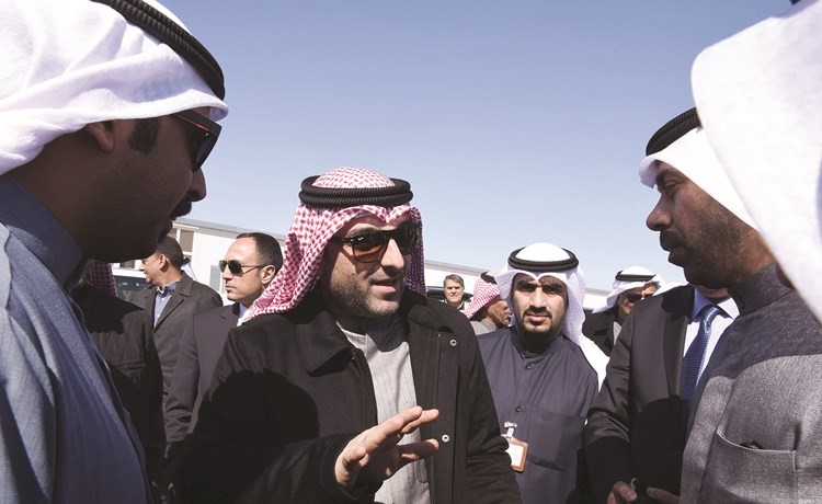 الوزير ابل متحدثا الى أعضاء لجنة أهالي المطلاع ﻿