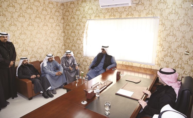 الوزير أبل مستمعا للجنة أهالي جنوب المطلاع	(ريليش كومار)﻿