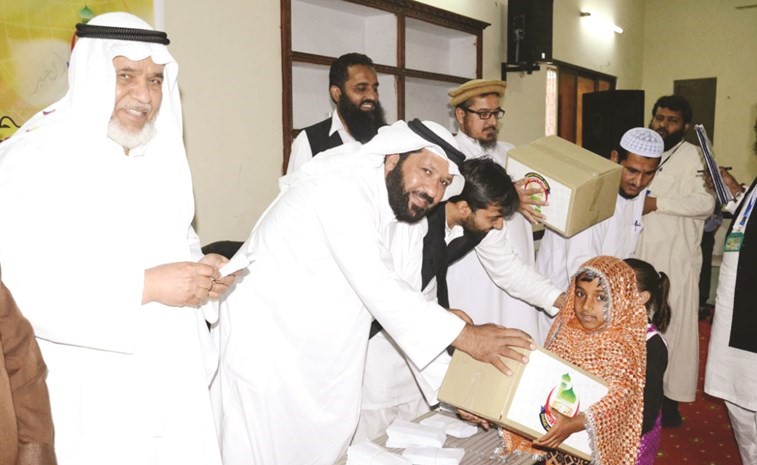 محمد الخالدي يوزع خيرات أهل الكويت للأيتام﻿