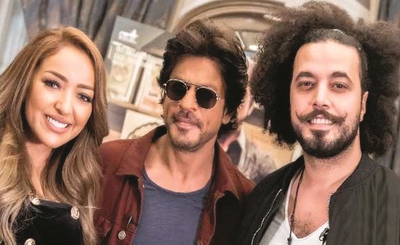 الجريني وجميلة يتوسطهما شاروخان﻿