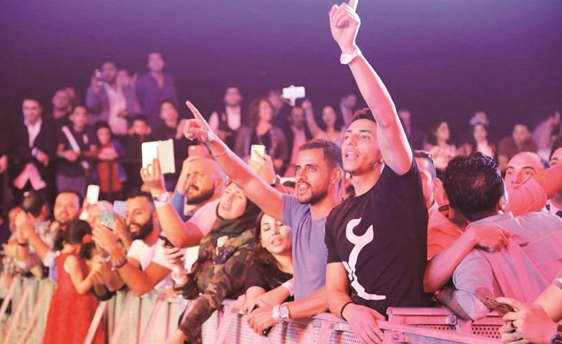 عمرو دياب يشعل «أوبرا دبي» ويخرج عن صمته ويرد على شيرين