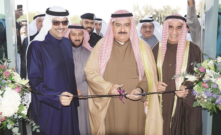 المهنا والناهض يقصان شريط افتتاح الفرع﻿