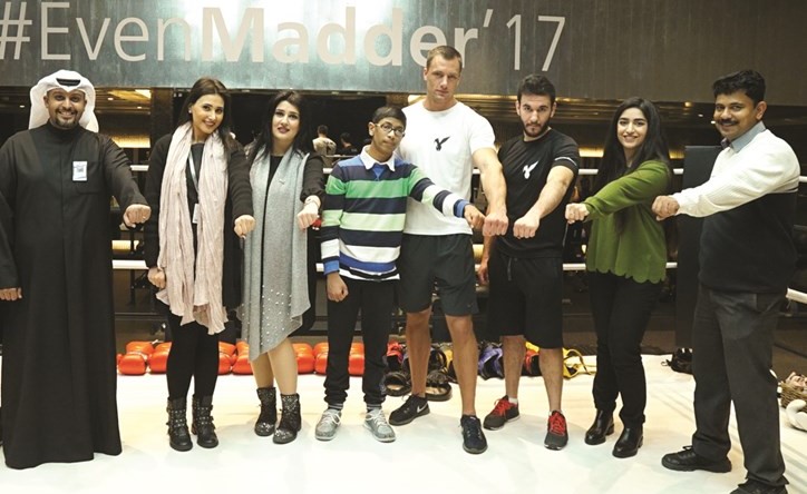 فريق العلاقات العامة بالبنك الوطني مع فيكتور﻿