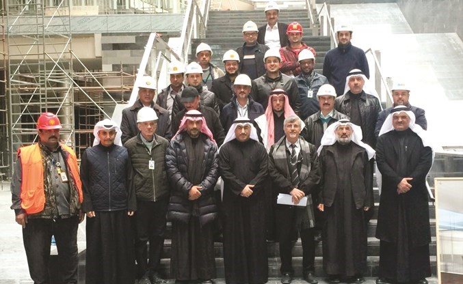 م. عبدالرحمن المطوع وم.محمد الفارس مع عدد من المهندسين في المبنى الجديد لوزارة التربية ﻿