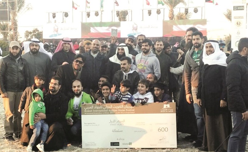 فرحة الفائزين للخيل في عروض المهرجان ﻿