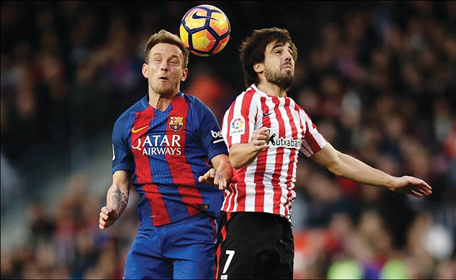 صراع كروي بين لاعب برشلونة ايفان راكيتش ولاعب اتلتيك بلباو بينات اتشبيريا 	(أ.پ)