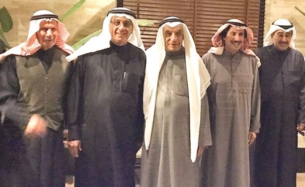 السفير الشيخ عزام الصباح خلال لقائه أعضاء الوفد الكويتي في اللجنة الاستشارية للمجلس الأعلى لدول الخليج﻿