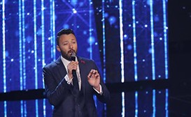 بالفيديو.. مذيع «Arab Idol» يتصرف بغرابة ويخلع ملابسه على الهواء .. شاهدوا رد فعل نانسي  !