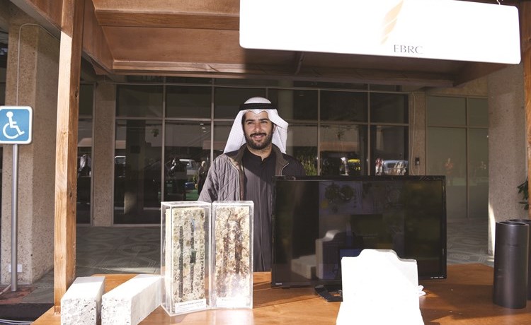 الباحث المشارك حسين البغلي في جناح مركز الطاقة والبناء﻿