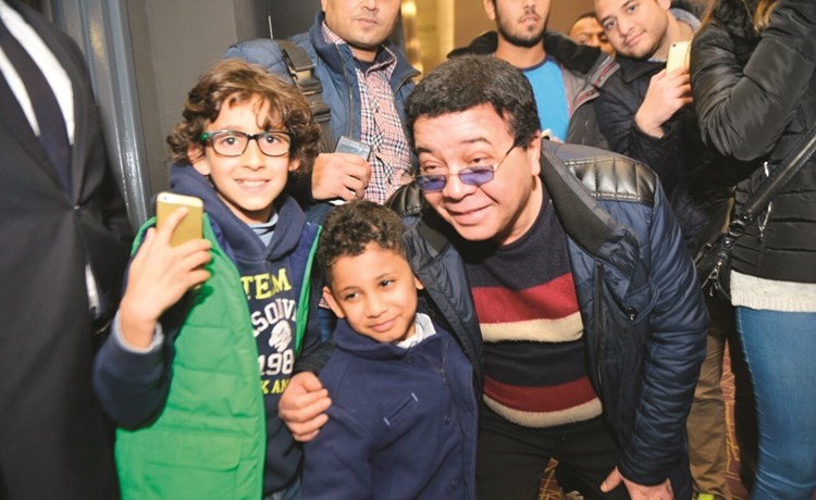  وسيلفي مع طفلين من الحضور﻿