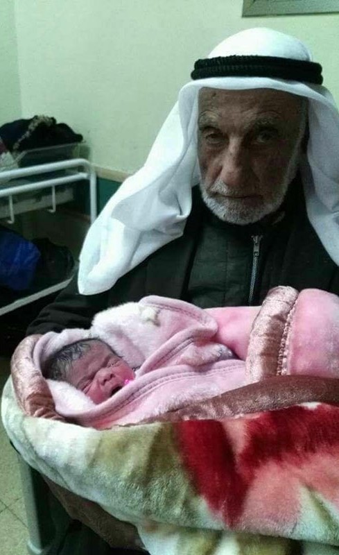 فلسطيني رزق بطفلة.. وعمره 92 عاماً