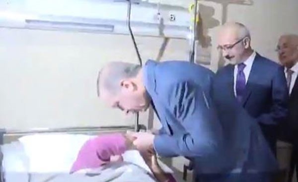 بالفيديو.. أردوغان يمسك يد مسنّة تركية وينحني لتقبيلها.. ويقول: "لا يليق بك تقبيل يدي"