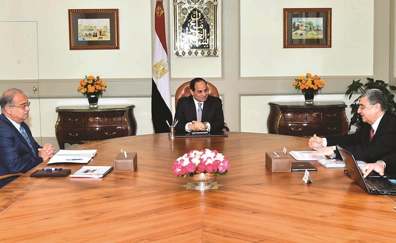 الرئيس عبد الفتاح السيسي مجتمعا مع م.شريف إسماعيل ود.محمد شاكر للوقوف على اخر تطورات قطاع الكهرباء والطاقة المتجددة﻿
