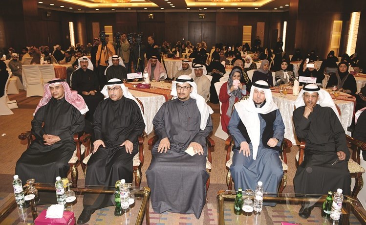 د.محمد الفارس ود.هيثم الأثري يتقدمان الحضور خلال اللقاء المفتوح مع نقابة العاملين في تكنولوجيا التعليم(أنور الكندري)﻿