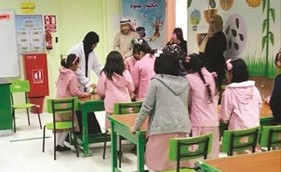 د.محمد الفارس خلال جولته في إحدى مدارس منطقة جابر الأحمد ﻿