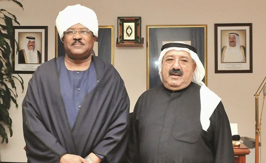 الشيخ ناصر صباح الأحمد مستقبلا سفير السودان محيي الدين سالم ﻿