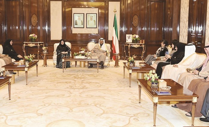 سمو رئيس الوزراء الشيخ جابر المبارك مستقبلا رئيسة المجلس الوطني الاتحادي بالإمارات د. أمل عبدالله والوفد المرافق لها﻿
