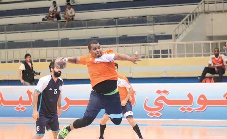 لاعب يد كاظمة سالم عبدالسلام في محاولة للتصويب على المرمى﻿
