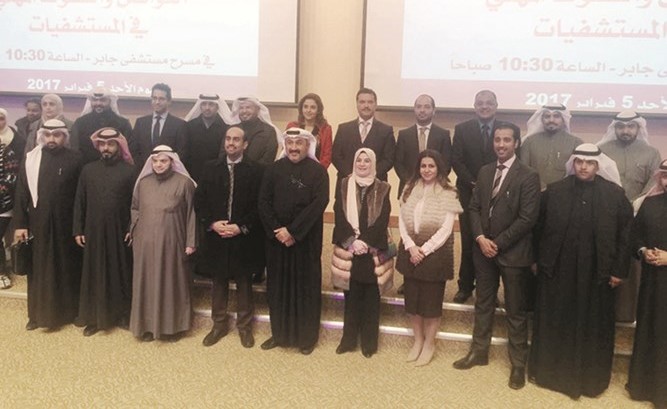 د.جمال الحربي متوسطا المشاركين في الدورة التدريبية ﻿