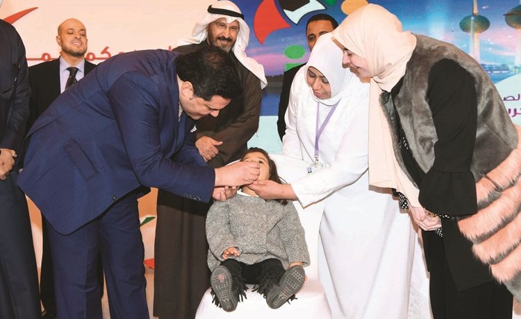 د.جمال الحربي يقوم بتطعيم طفلة خلال تدشين الحملة	(محمد هاشم)﻿