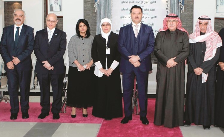د. جمال الحربي مع المشاركين في الحملة ﻿