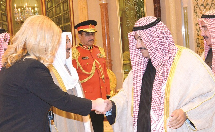 سمو الشيخ ناصر المحمد مصافحا الرئيسة كوليندا غرابار كيتاروفيتش ﻿