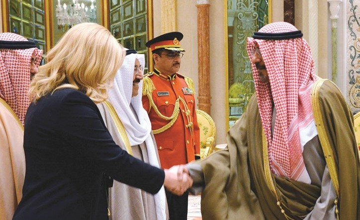 الرئيسة كوليندا غرابار كيتاروفيتش مصافحة الشيخ د.محمد الصباح﻿