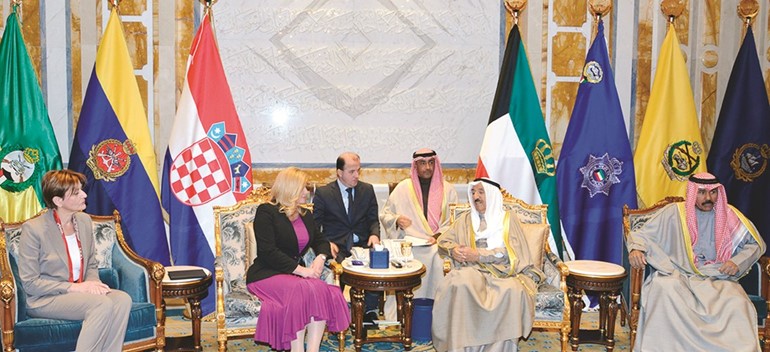 صاحب السمو الأمير الشيخ صباح الأحمد والرئيسة كوليندا خلال المباحثات الرسمية بحضور سمو ولي العهد الشيخ نواف الأحمد﻿