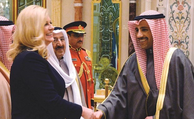 مرزوق الغانم مصافحا الرئيسة كوليندا غرابار كيتاروفيتش ﻿