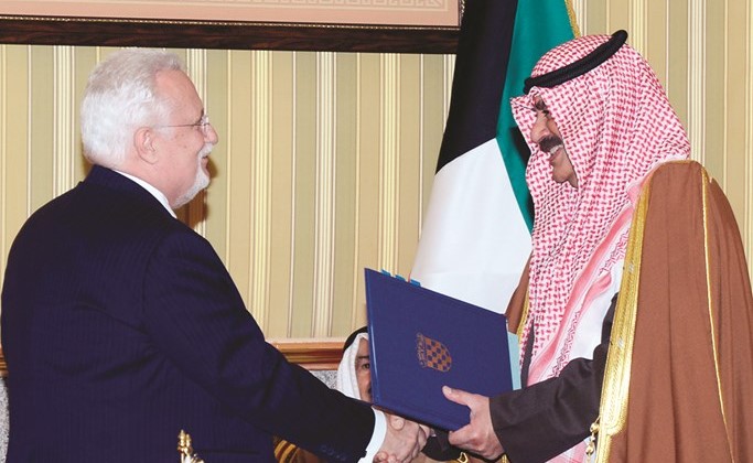 خالد الجارالله مصافحا السفير توميسلاف بوشناق بعد توقيع الاتفاقية﻿