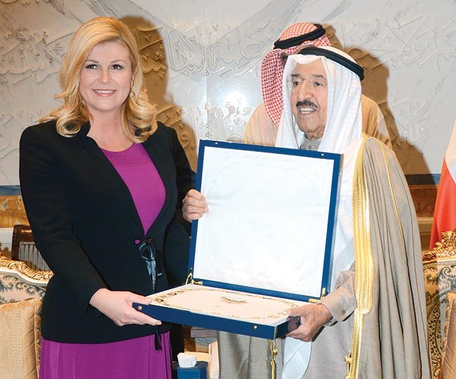 صاحب السمو الأمير الشيخ صباح الأحمد يمنح رئيسة جمهورية كرواتيا كيتاروفيتش قلادة مبارك الكبير
