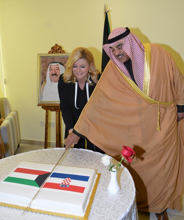 الشيخ صباح الخالد ورئيسة كرواتيا يقطعان الكيكة خلال افتتاح السفارة الكرواتية في البلاد