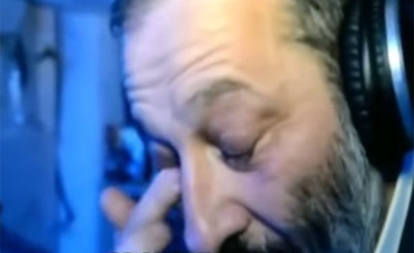بالفيديو.. زعيم إسرائيلي يستعين بالبصل "للبكاء المر" في ذكرى حاخام يميني متطرف