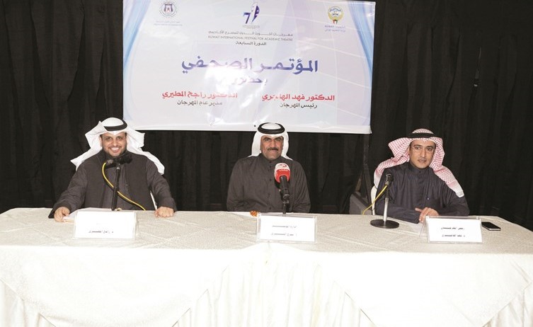 د. فهد الهاجري ود. راجح المطيري والزميل مفرح الشمري اثناء المؤتمر	(فريال حماد)﻿