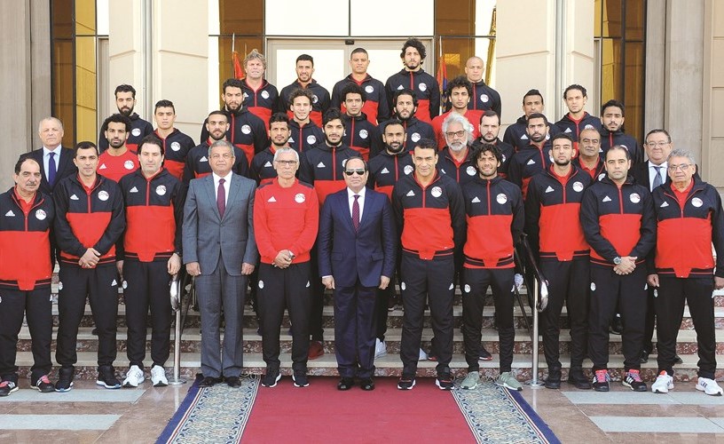 الرئيس المصري عبدالفتاح السيسي مع لاعبي المنتخب﻿