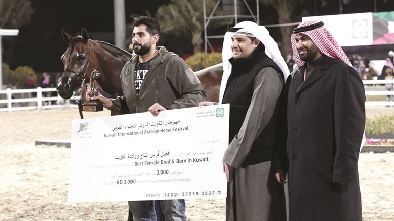 يوسف الرويح مقدما التكريم لأحد الفائزين﻿