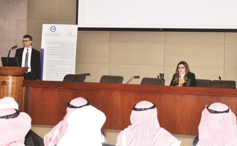 طارق الرفاعي متحدثا خلال الندوة﻿