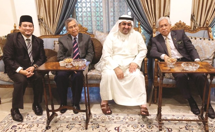 السفير سعد العسعوسي مع وزير التعليم العالي الماليزي يوسف جوسوه﻿