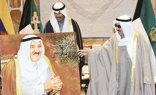صاحب السمو الأمير الشيخ صباح الأحمد يتلقى إهداء الشيخ فواز الخالد ﻿