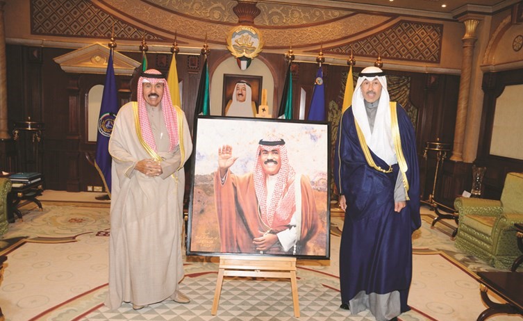 سمو ولي العهد الشيخ نواف الأحمد يتلقى إهداء الشيخ فواز الخالد	﻿