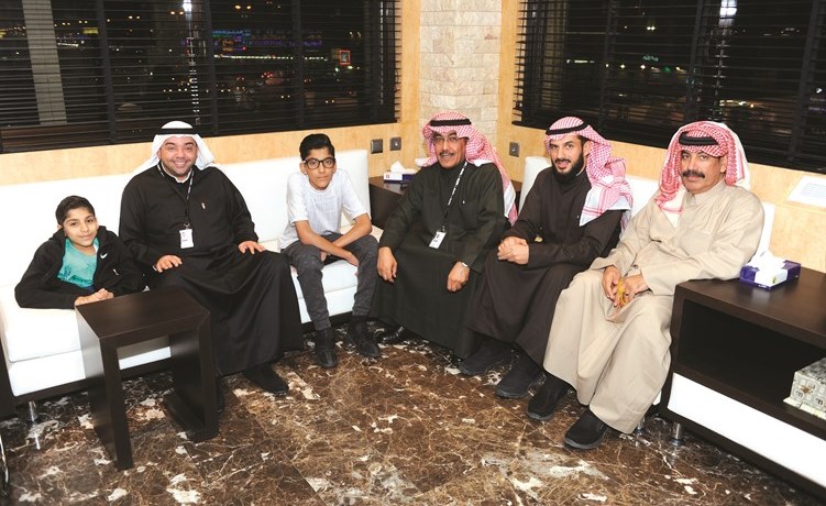 رئيس التحرير الزميل يوسف خالد المرزوق خلال استقباله الطفل غانم المفتاح وأفراد أسرته بحضور نائب رئيس التحرير الزميل عدنان الراشد والزميل ناصر الخالدي﻿