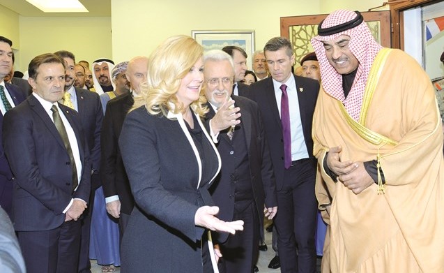 الشيخ صباح الخالد في حديث مع الرئيسة كيتاروفيتش ويبدو عدد من الحضور ﻿