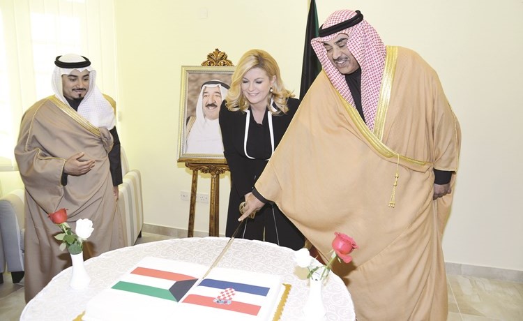الرئيسة كوليندا غرابار كيتاروفيتش والشيخ صباح الخالد يقطعان كعكة حفل افتتاح السفارة ﻿