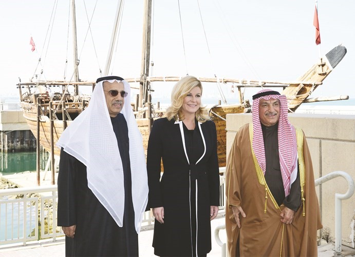 صورة أمام البوم على ساحل الخليج العربي﻿