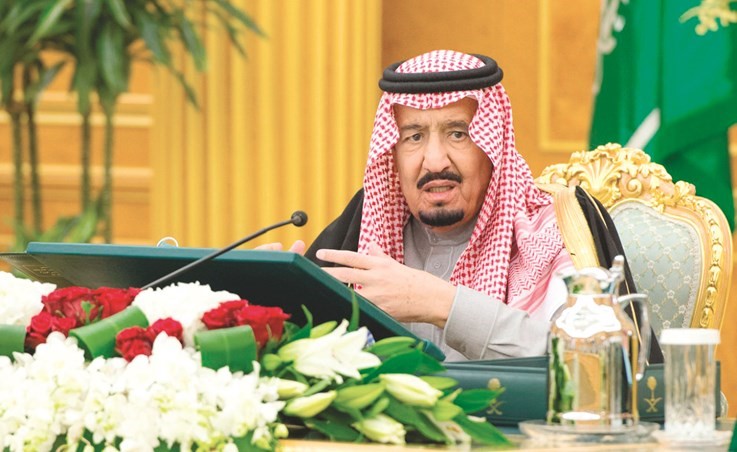 خادم الحرمين الشريفين الملك سلمان بن عبدالعزيز مترئسا جلسة مجلس الوزراء امس	 (واس)﻿